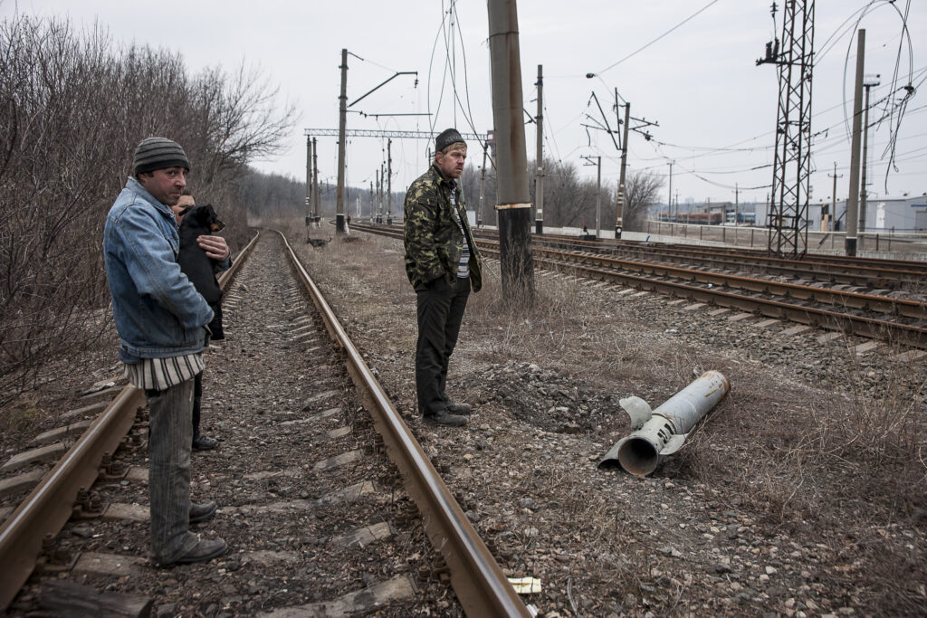 Veïns de Spartak, al front de Donetsk, conviuen a diari amb els bombardejos de l’Exèrcit ucraïnès. A la imatge, restes d’un míssil ‘’Huragan’’.