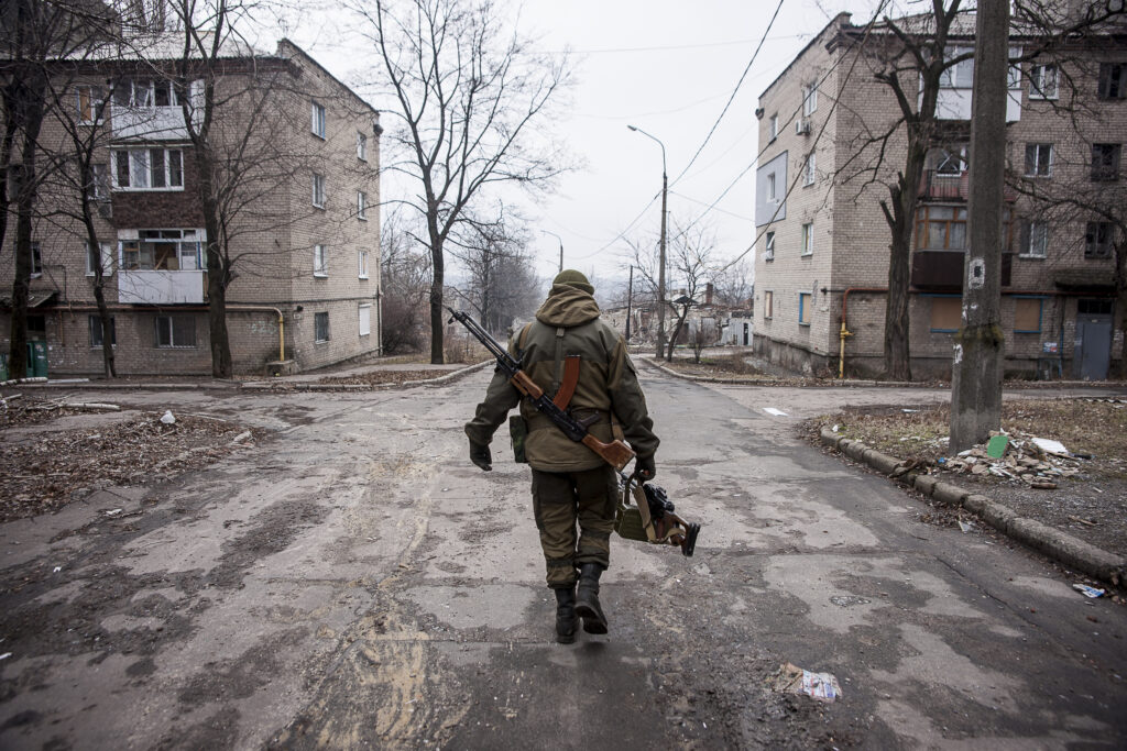 Un milicià prorús caminà pel barri Kivsky (Donetsk).