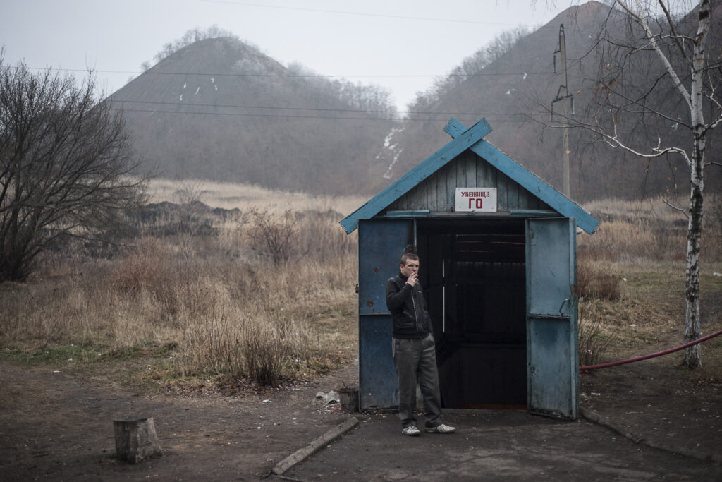Un home fuma a l’entrada d’un refugi antiaeri (2014). Quan vaig tornar l’any 2017, encara vivia al mateix refugi subterrani.
