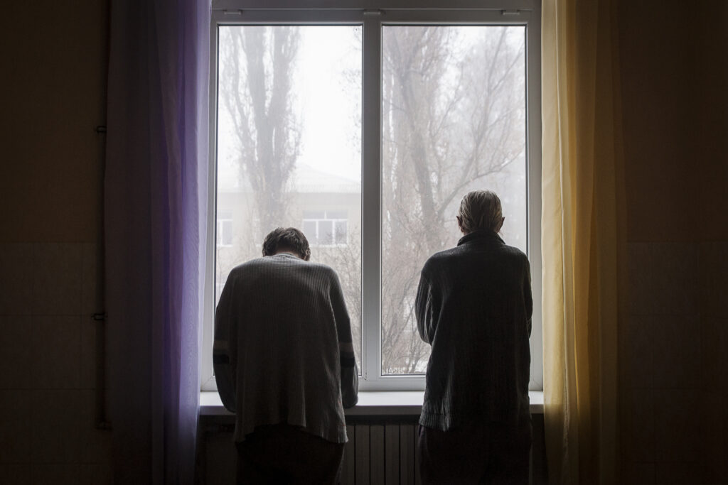Dos pacients d’un centre psiquiàtric de Donetsk miren per la finestra. Com que el govern ucraïnès va tallar el pagament de sous i pensions, així com els subministraments a les regions de l’est, els metges i els infermers treballen voluntàriament per mantenir aquests centres.
