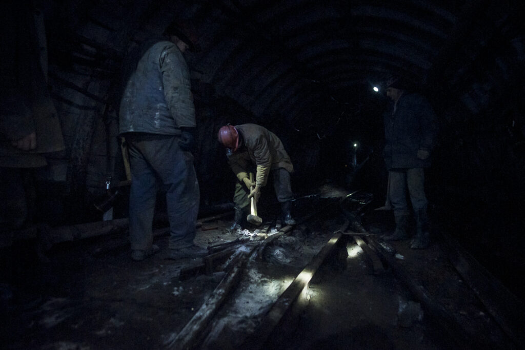 Miners arreglen les vies d’una mina destruïda pels bombardejos de l’exèrcit ucraïnès.