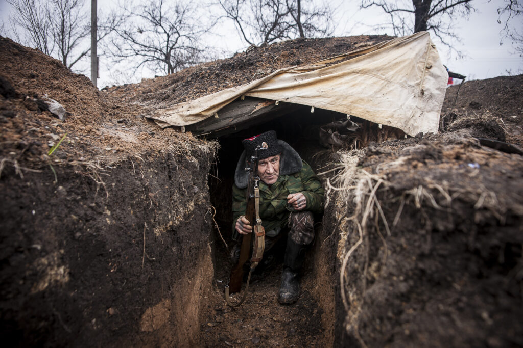 Als inicis del conflicte hi havia molts voluntaris a unitats militars independents. Aquí veim un milicià cosac a una trinxera de Lugansk.