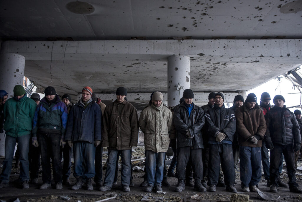 Presoners ucraïnesos a l’aeroport de Donetsk, escenari d’una de les batalles més cruentes de tota la guerra.