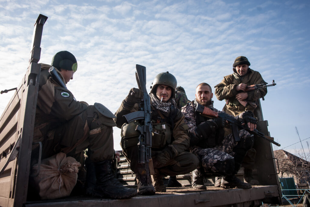 Un soldat del batalló Sparta fuma entre les ruïnes de l’aeroport de Donetsk.