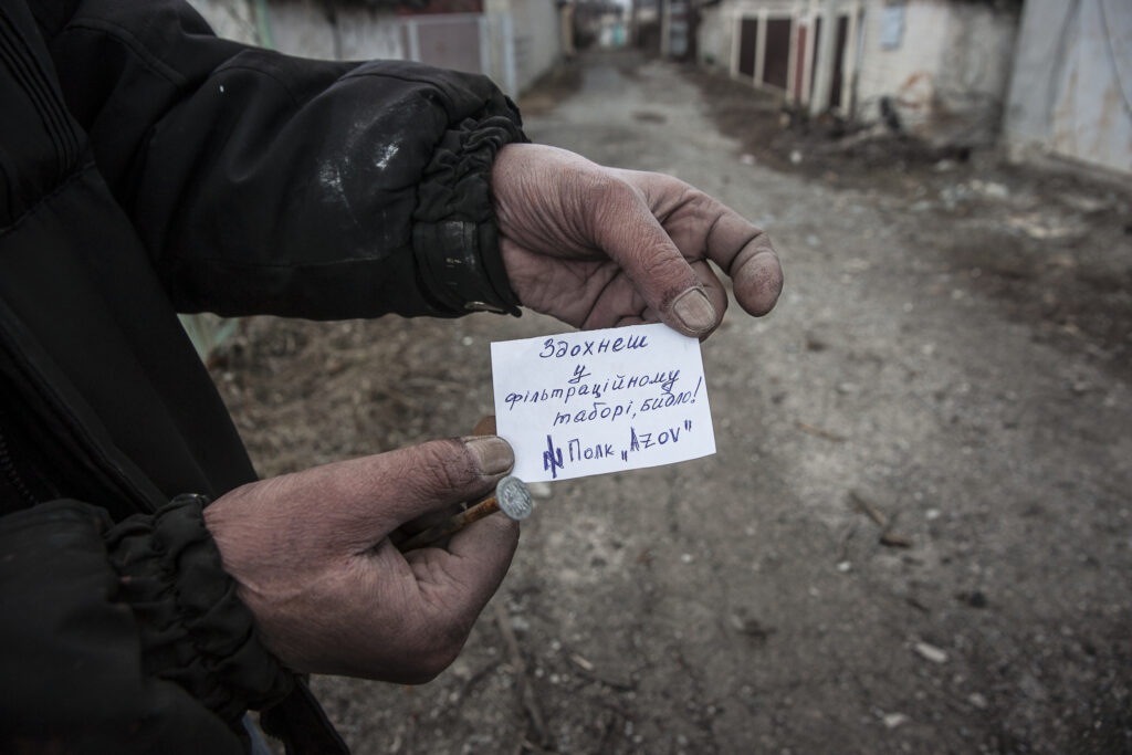 Una de les notes que militants d’extrema dreta han deixat a les cases dels civils de Donetsk: ‘’Morireu com animals a un camp de concentració. Batalló Azov’’.
